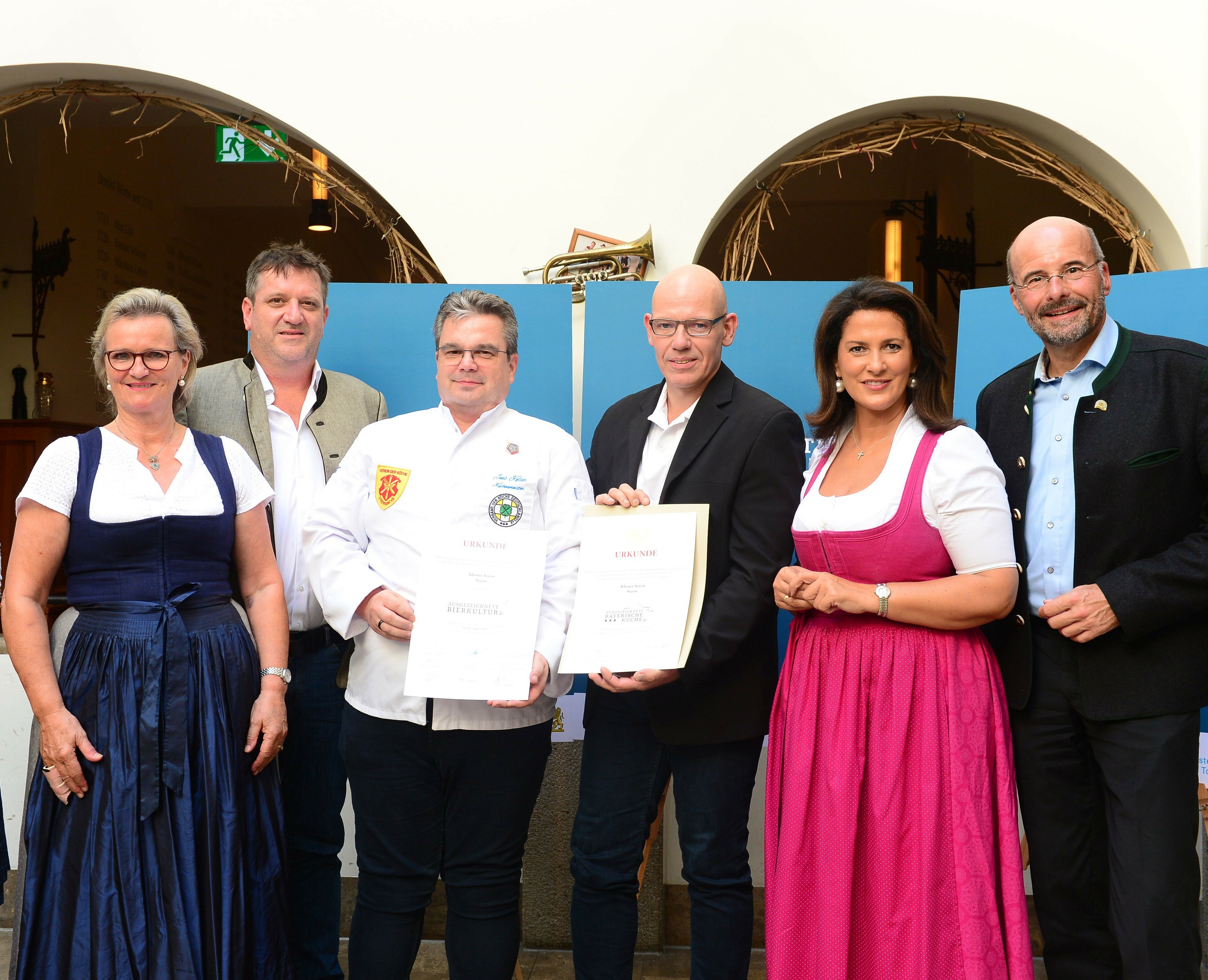 Urkundenübergabe an Kloster Seeon: v. l. Angela Inselkammer, Dominik Tapper, Jens Keller, Michael Größ, Staatsministerin Michaela Kaniber, Dr. Lothar Ebbertz (c) Irmi Gessner/StMELF