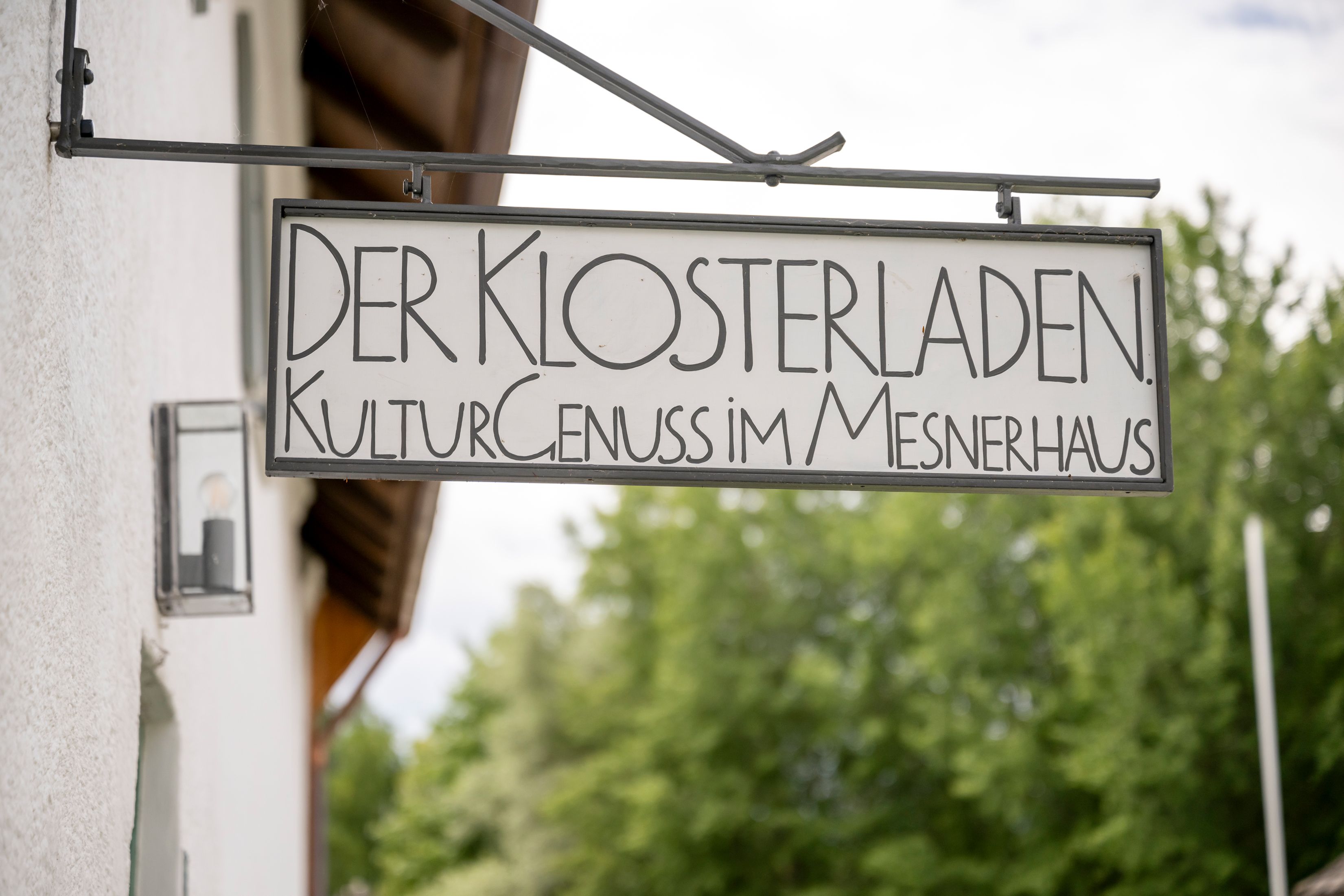 Eingangsschild des Klosterladens am Mesnerhaus von Kloster Seeon.