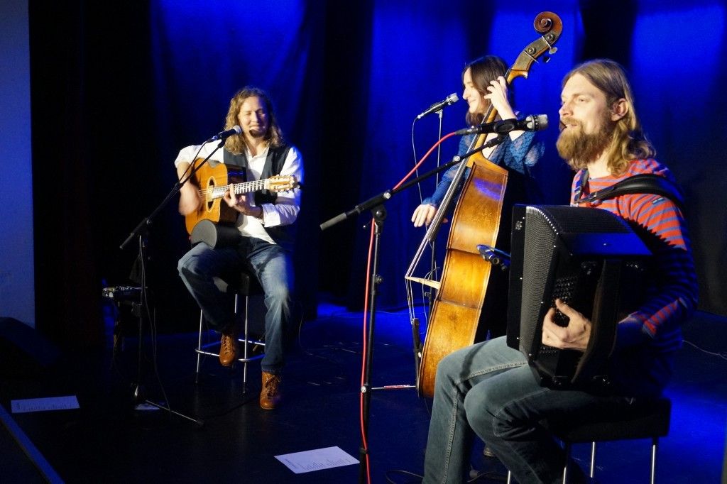 Trio Lieblingsstück mit Michael Kadach (Gitarre, Gesang), Markus Mayer (Akkordeon, Gesang) und Veronika Keglmaier (Kontrabass, Geige)