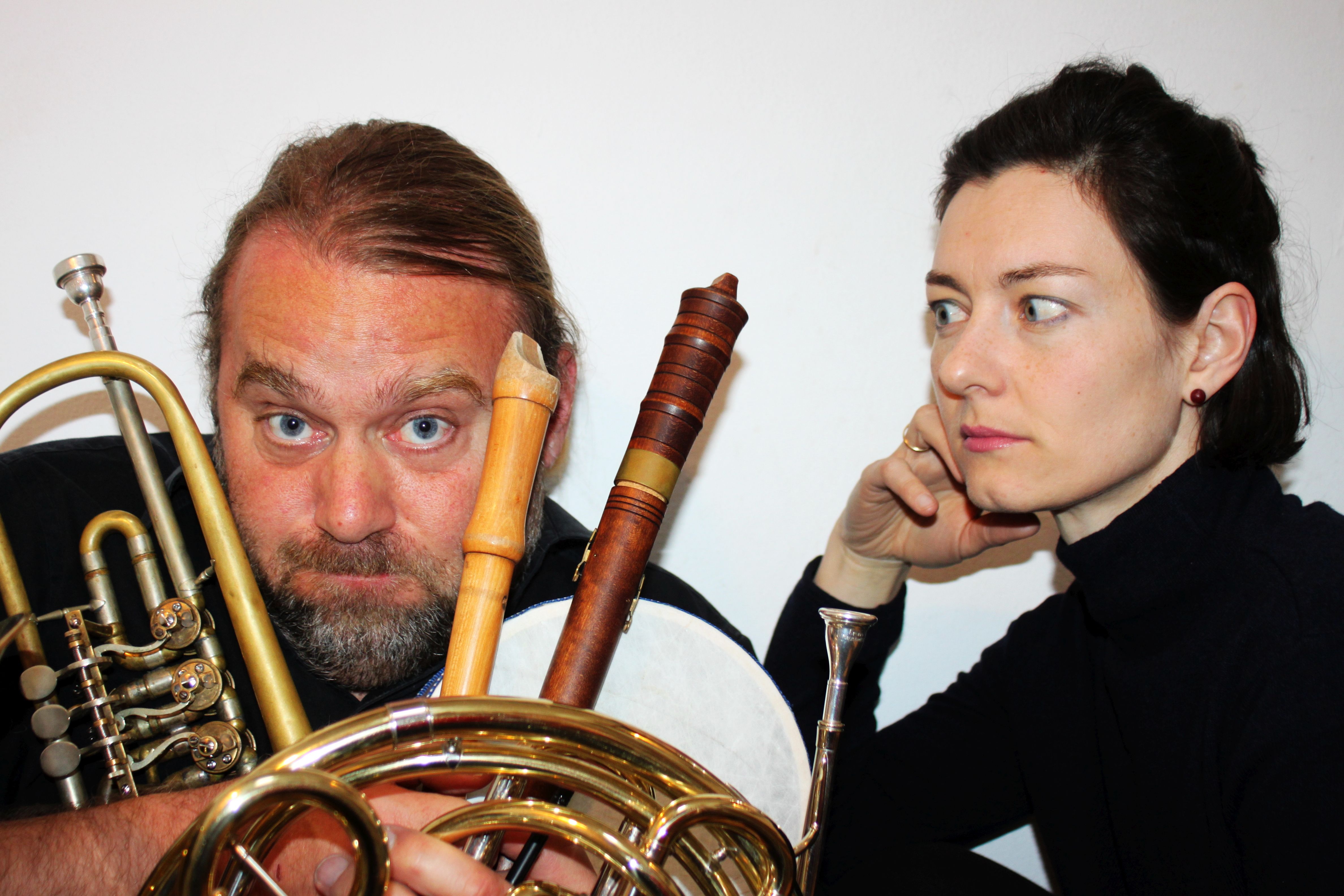 Andreas Martin Hofmeir und Barbara Schmelz mit Tuba im Vordergrund